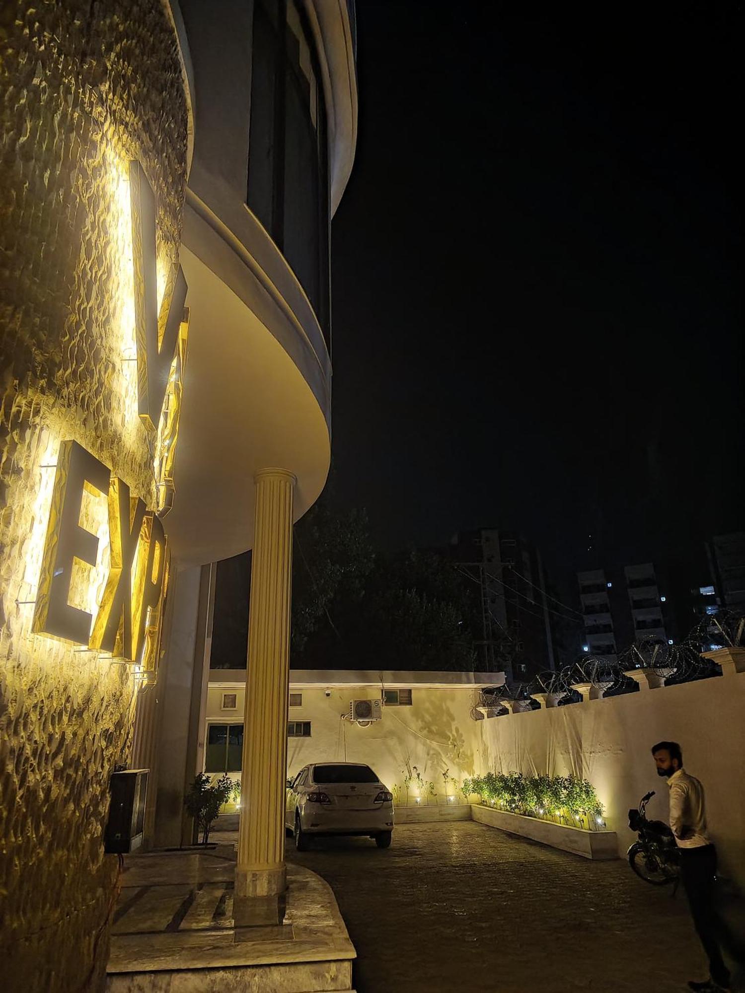 Vip Express Hotel Пешавар Екстериор снимка