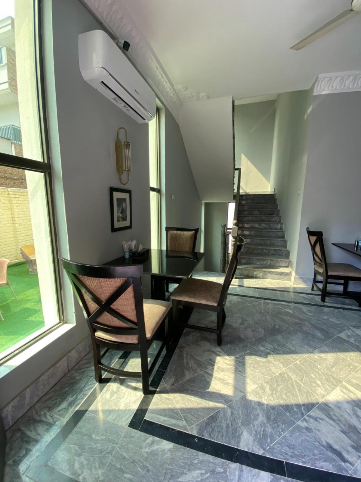 Vip Express Hotel Пешавар Екстериор снимка