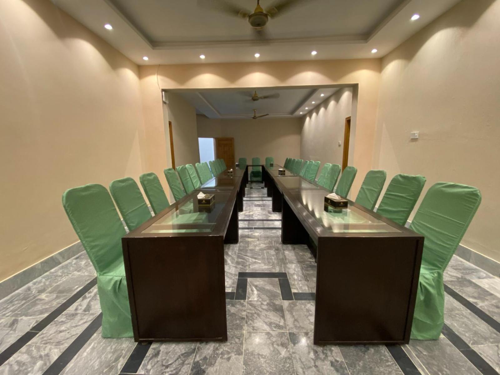 Vip Express Hotel Пешавар Екстериор снимка