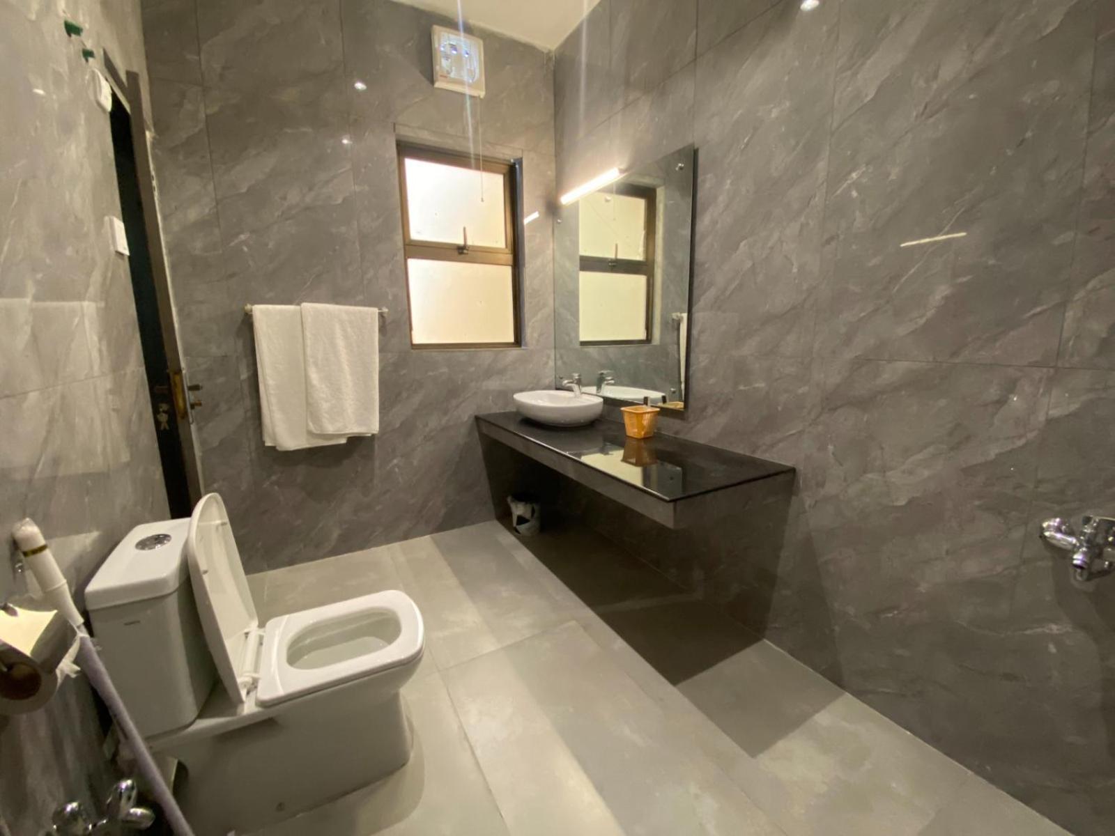 Vip Express Hotel Пешавар Екстериор снимка