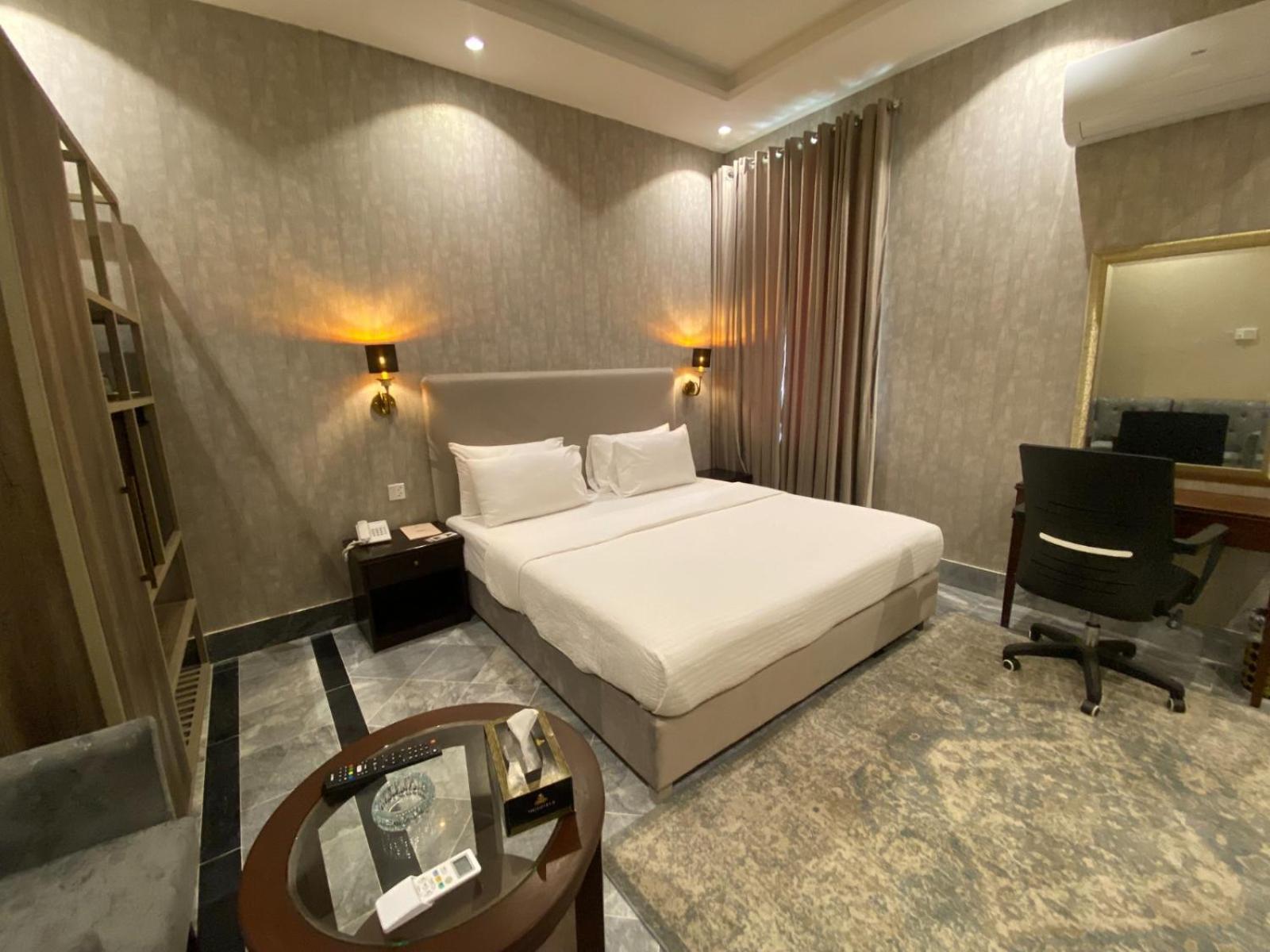 Vip Express Hotel Пешавар Екстериор снимка